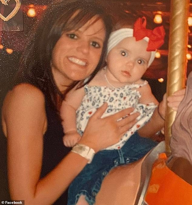 El dolor de una madre después de que su adorable hija pequeña fallecida fuera enterrada sin su CORAZÓN