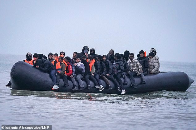 Los laboristas entregan a Francia otros 2 millones de libras a la semana para vigilar el Canal de la Mancha, a pesar de que París se niega a aceptar objetivos para detener los barcos.
