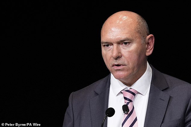 El director ejecutivo del NHS dice que pasarán “sólo unos días” hasta que se agoten algunos suministros debido a la guerra de Irán