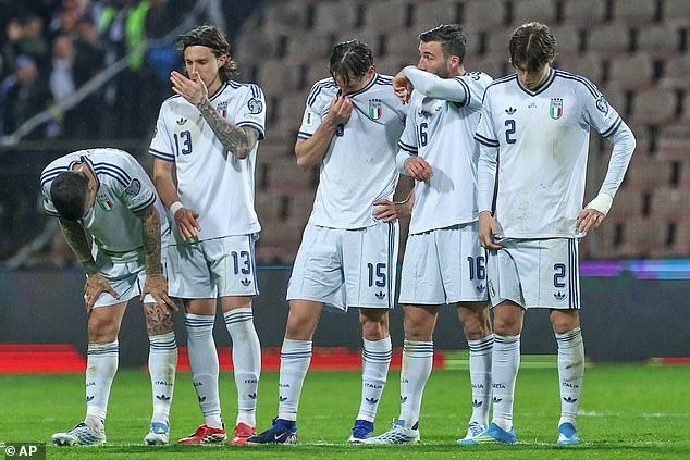 La maldición de Italia en la Copa del Mundo continúa con su pesadilla de penales contra Bosnia mientras los cuatro veces ganadores se pierden la fase final por tercer año consecutivo.