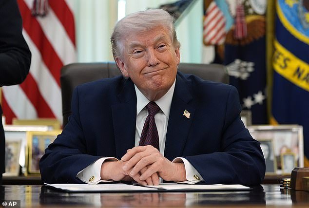 Trump promete abolir el “legendario” voto por correo, aunque él mismo lo hizo apenas este mes