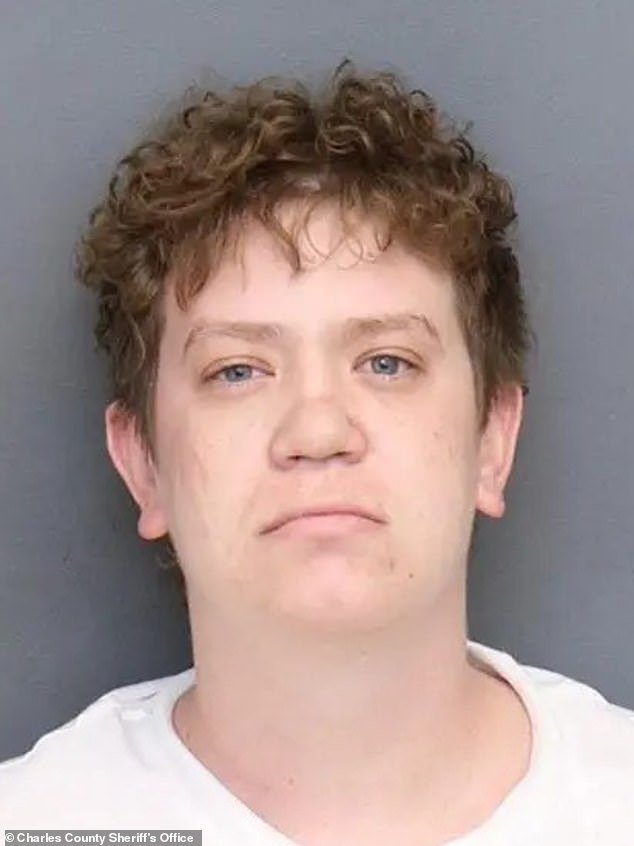 Después de una persecución, surge una horrible foto policial de una estrella de Cornhole con amputación cuádruple acusada de asesinato