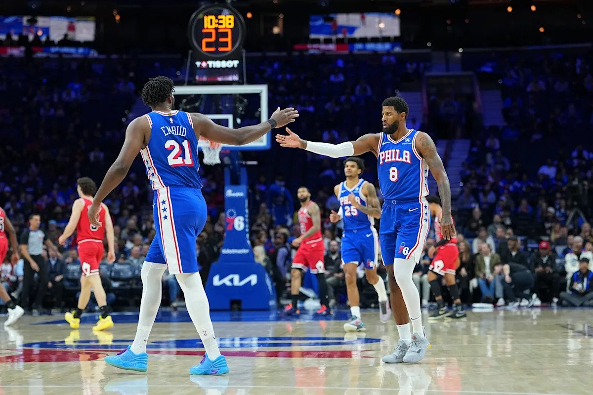 Joel Embiid y Paul George se combinaron para 63 puntos en el primer juego, mientras que los Sixers anotaron su mayor cantidad de puntos en 56 años en su victoria sobre los Bulls.