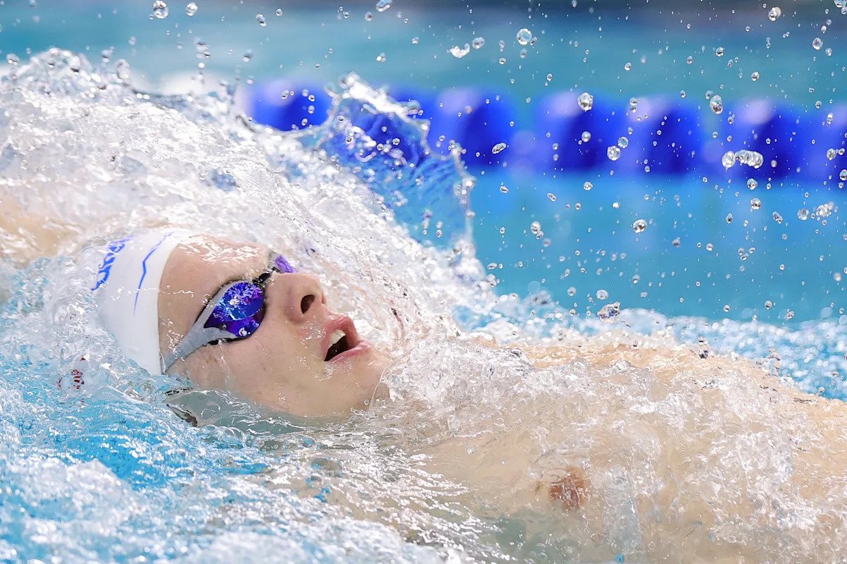 Campeonato masculino de natación y saltos de la NCAA: Kos rompe el récord nacional de 100 espalda y gana el título de la NCAA