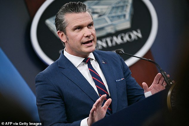 Pete Hegseth lanza un grito de guerra a las tropas estadounidenses en Irán cuando declara: “Nosotros no iniciamos esta guerra” y revela un aterrador complot nuclear que amenazaba a Estados Unidos.