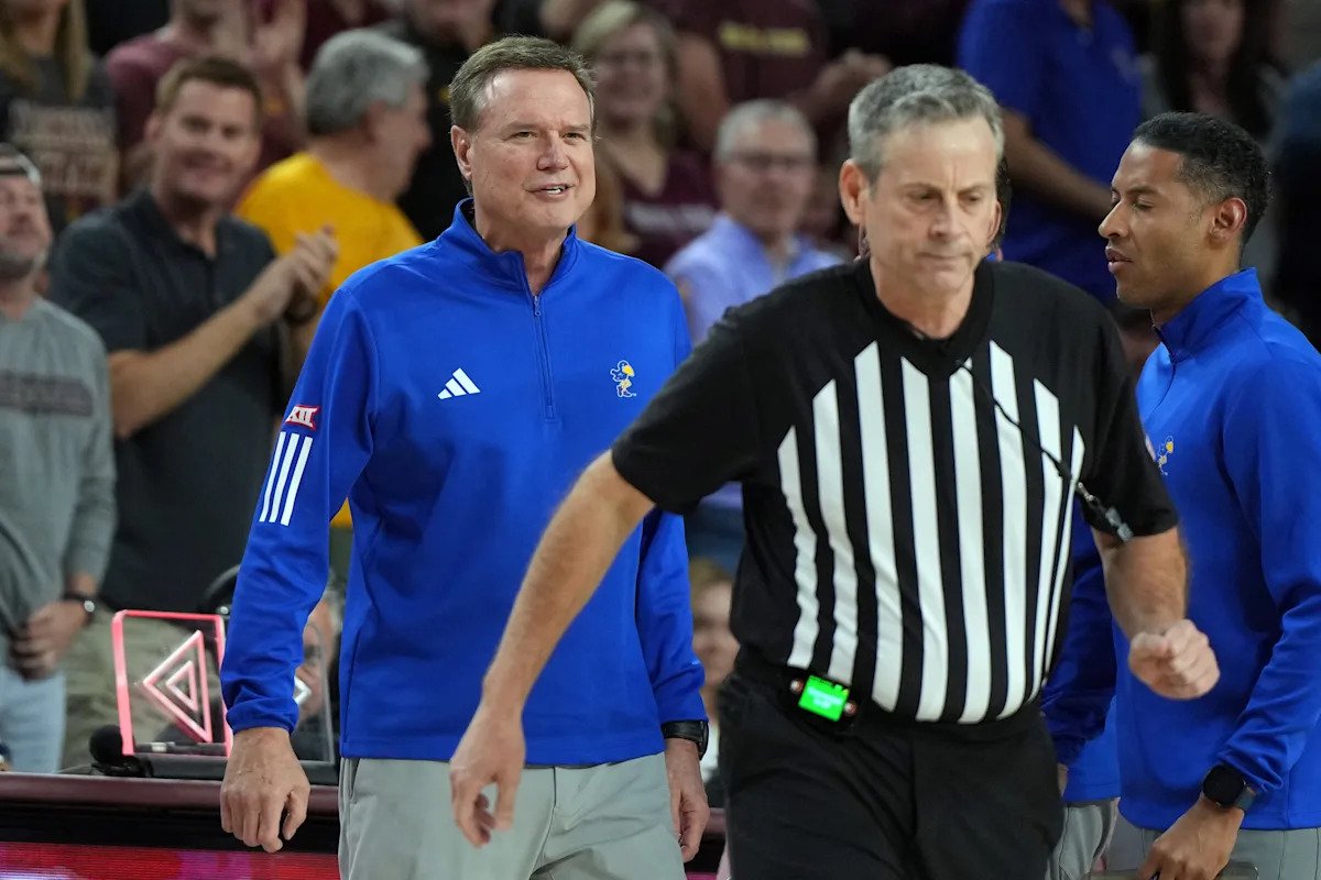 El entrenador de Kansas, Bill Self, fue expulsado después de hablar con los árbitros sobre una falta cometida contra Darryn Peterson en la derrota ante Arizona State.