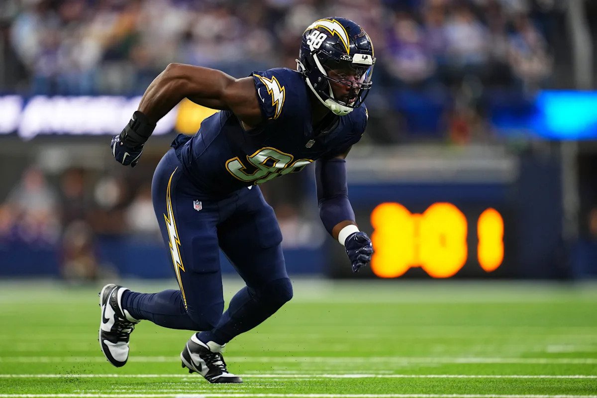 Se informa que el ex cazamariscales de los Chargers, Odafe Oweh, está aceptando un contrato de cuatro años y 100 millones de dólares con los Commanders.