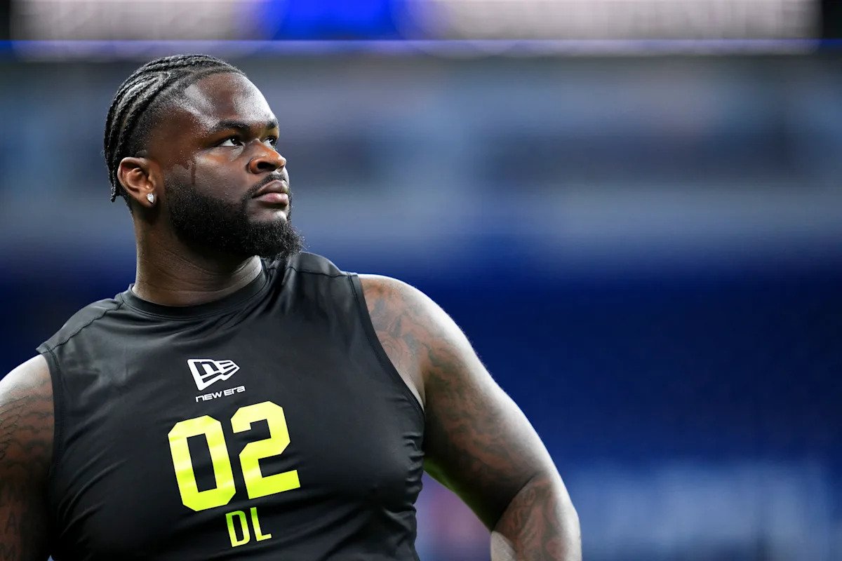 El ex DT de Florida, Caleb Banks, una posible selección de primera ronda, supuestamente sufrió una fractura en el pie en el NFL Combine.