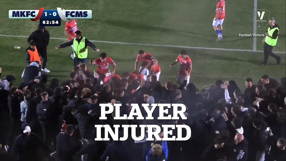 Jugador de fútbol herido en un caos masivo en el que una valla se derrumbó sobre él