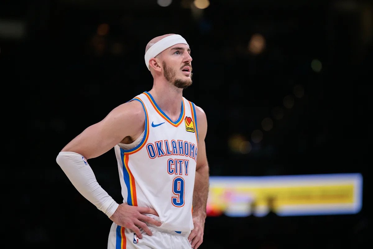 Alex Caruso del Thunder recibe una falta técnica por bloquear un tiro con su bota en la victoria sobre el Magic