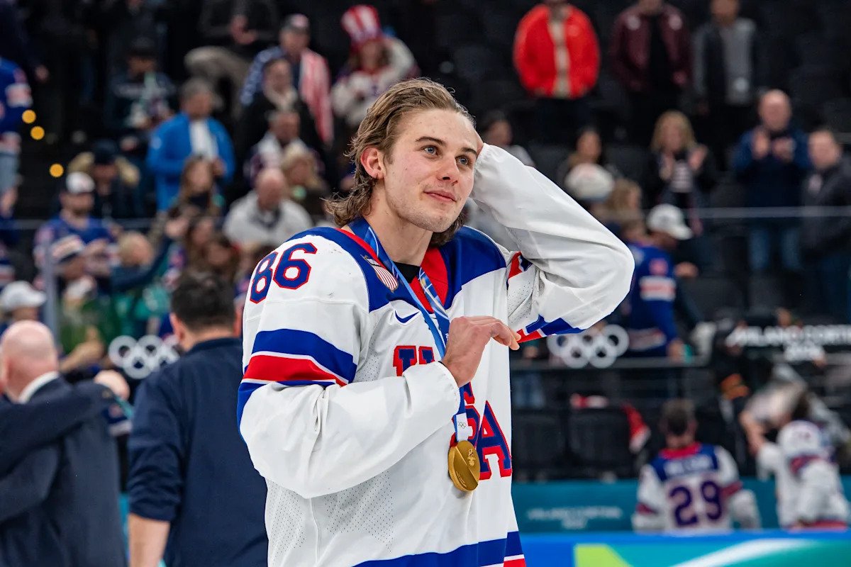 El Salón de la Fama del Hockey no tiene planes de regalarle a Jack Hughes el disco que ganó la medalla de oro olímpica