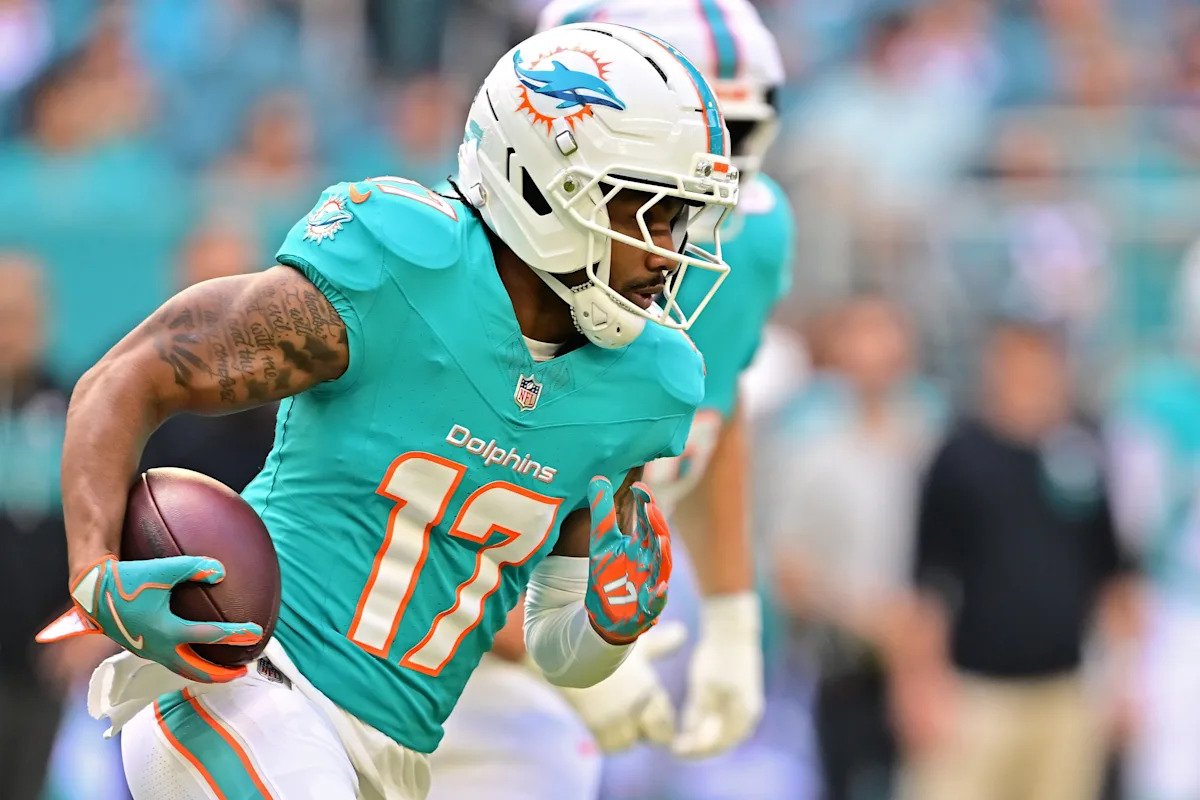 Los Dolphins están intercambiando oficialmente al WR Jaylen Waddle a los Broncos en un movimiento exitoso