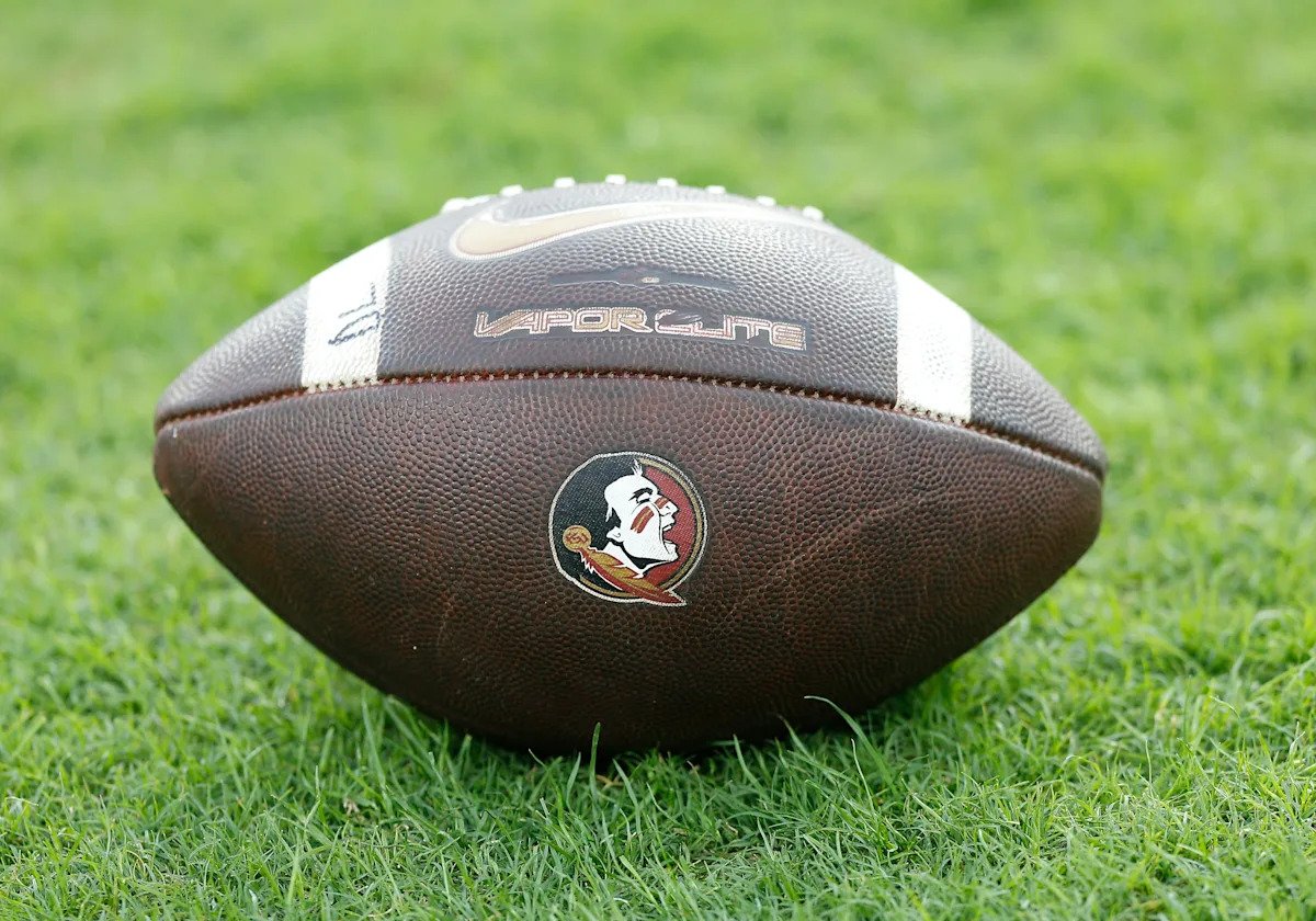 Según los informes, el pateador del estado de Florida, Conor McAneney, ha sido arrestado y acusado de dos cargos de agresión a un servidor público.