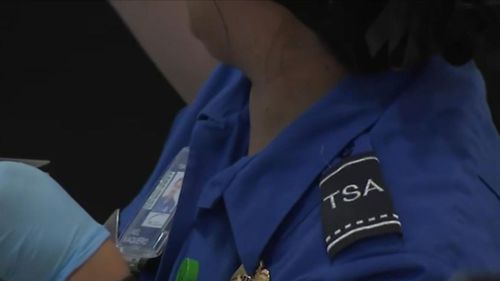 Video de un agente de la TSA sobre trabajar sin paga: Sin combustible para seguir yendo al trabajo