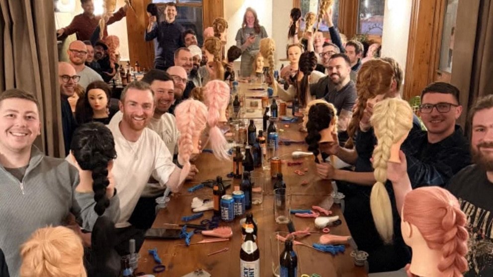 MIRA: Los papás se reúnen para aprender a peinar el cabello de sus hijas