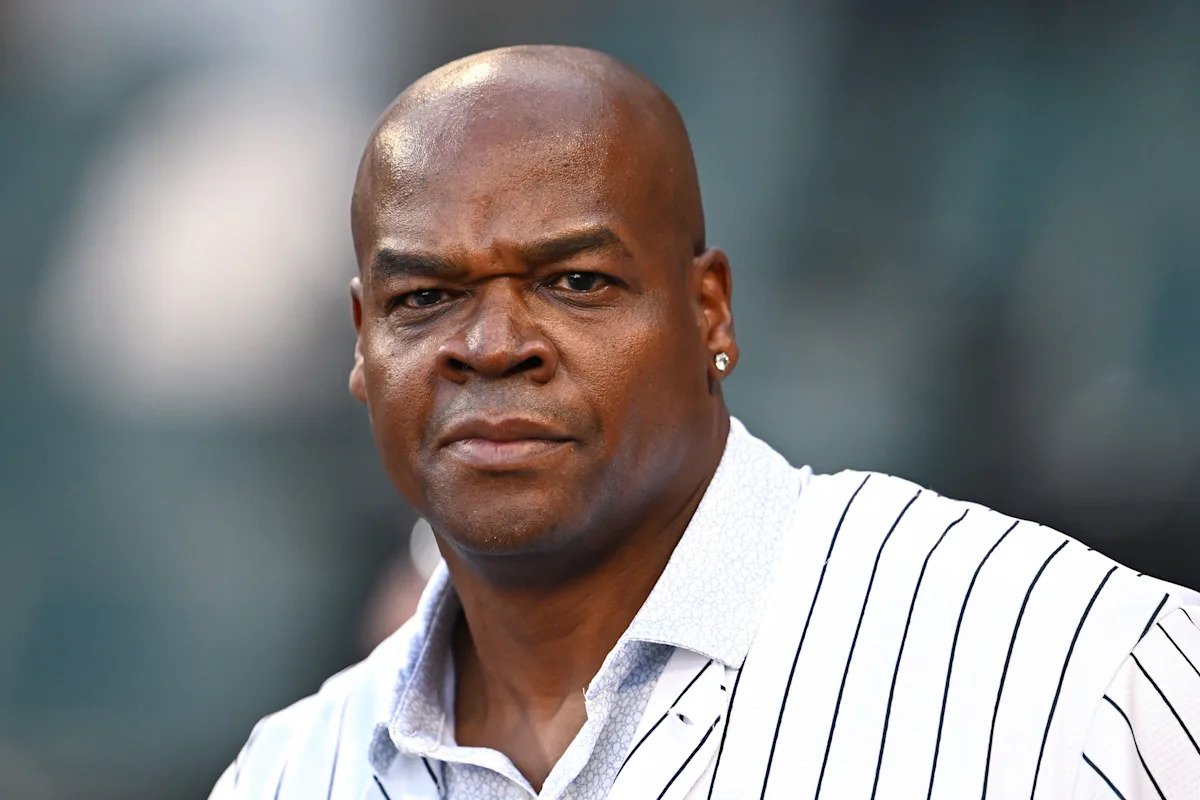 Frank Thomas supuestamente está demandando a los White Sox, Nike y Fanatics por supuestamente beneficiarse de la venta de camisetas sin su consentimiento.