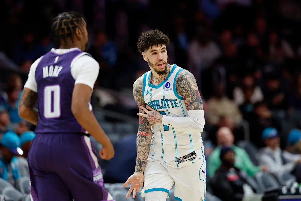 Los Hornets empataron el récord de la franquicia con 26 triples contra el equipo de 10 hombres de los Kings.