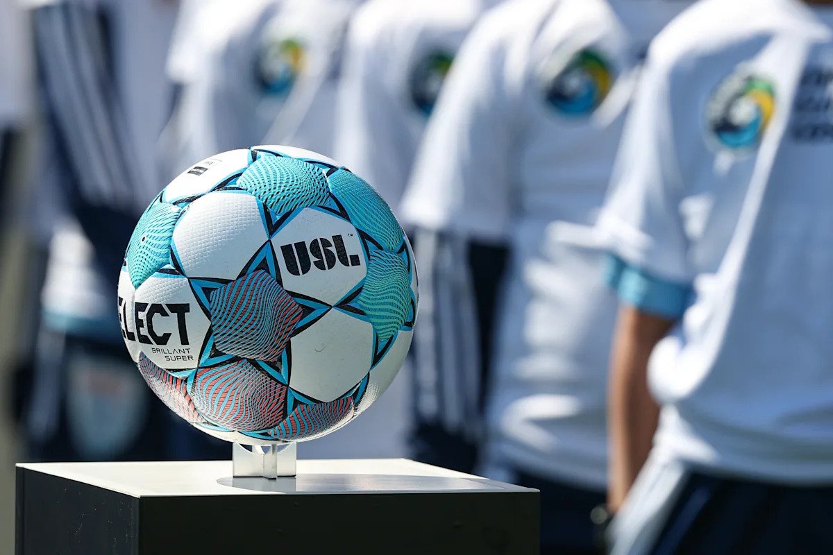 El portero de la USL fue expulsado por lanzar un balón extra al campo después de que fallara el empate en el tiempo de descuento.