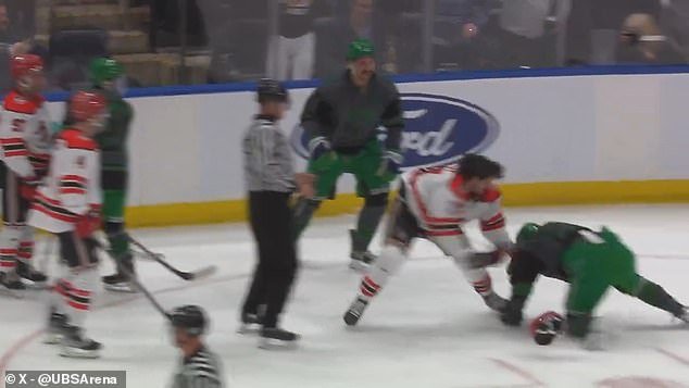 Los oficiales de policía de Nueva York se involucran en una batalla brutal con rivales del departamento de bomberos mientras la recaudación de fondos anual de hockey se vuelve fea.