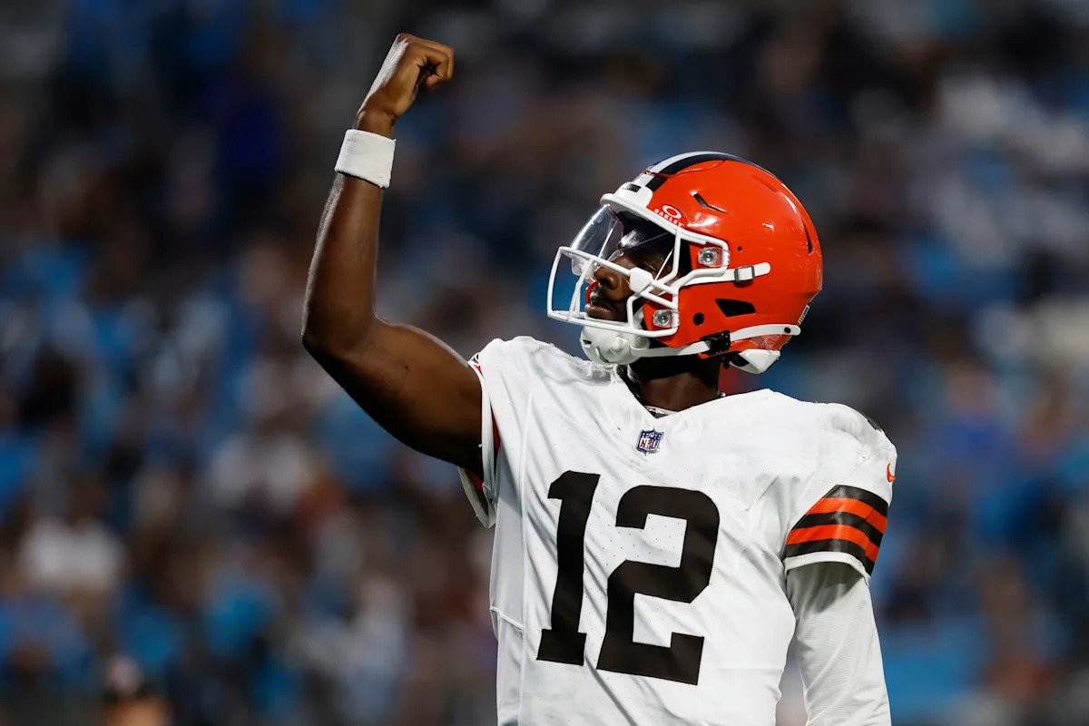 El mariscal de campo de los Browns, Shedeur Sanders, cambiará a la camiseta número 2 la próxima temporada después de usar la número 12 en su año de novato.