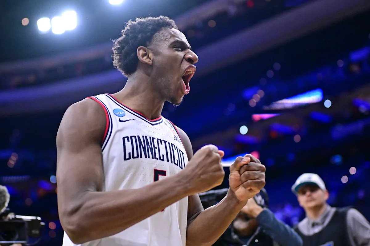 Tarris Reed Jr. de UConn tuvo un juego monstruoso con 31 puntos y 27 rebotes, superando sin ayuda a Furman.