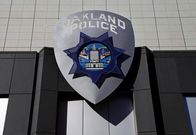Un hombre irrumpe en la sede de la policía de Oakland y roba una radio antes de ser arrestado – The Mercury News