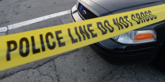 Hombre con tarjeta de identificación de la policía de Oakland asesinado en el sofá de un taller de reparación de teléfonos