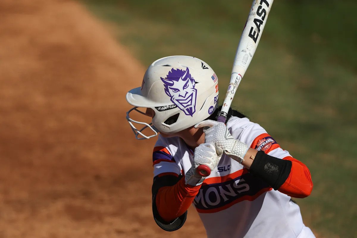 Northwestern State Softball gana a pesar de no batear, gracias a 5 bases por bolas, HBP y errores en la primera entrada