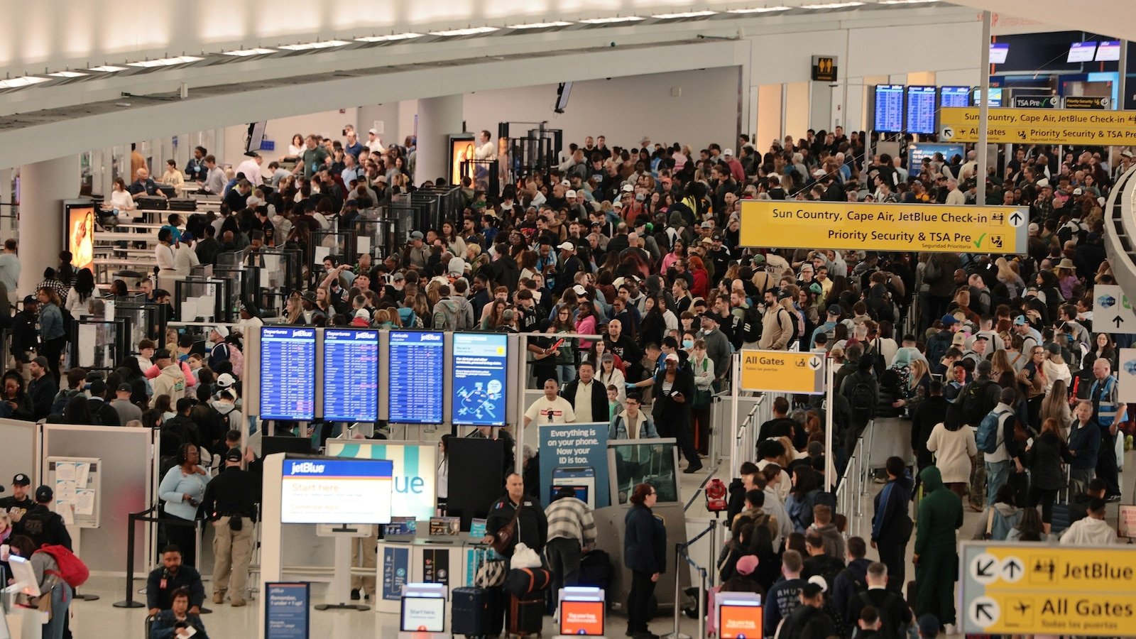 Los agentes de la TSA siguen reportándose enfermos tras la orden de Trump de pagarles