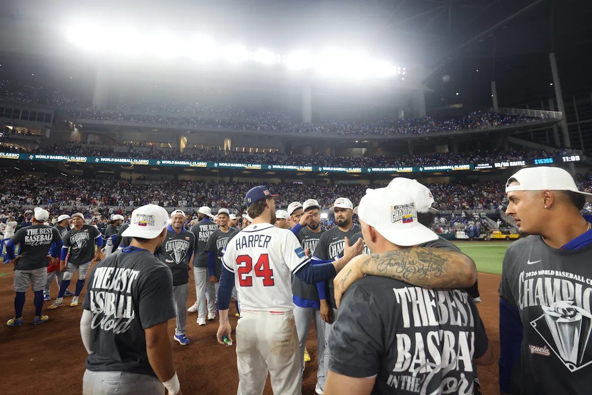 Clásico Mundial de Béisbol: Bryce Harper felicita a los jugadores venezolanos durante la celebración en el campo tras la derrota en Estados Unidos