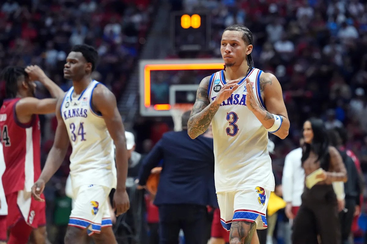 Bill Self, de Kansas, lamenta la mala estrategia de faltas y la defensa tardía en la derrota de último segundo ante St. John’s: “Ojalá le hubiera dejado mantener el control”.