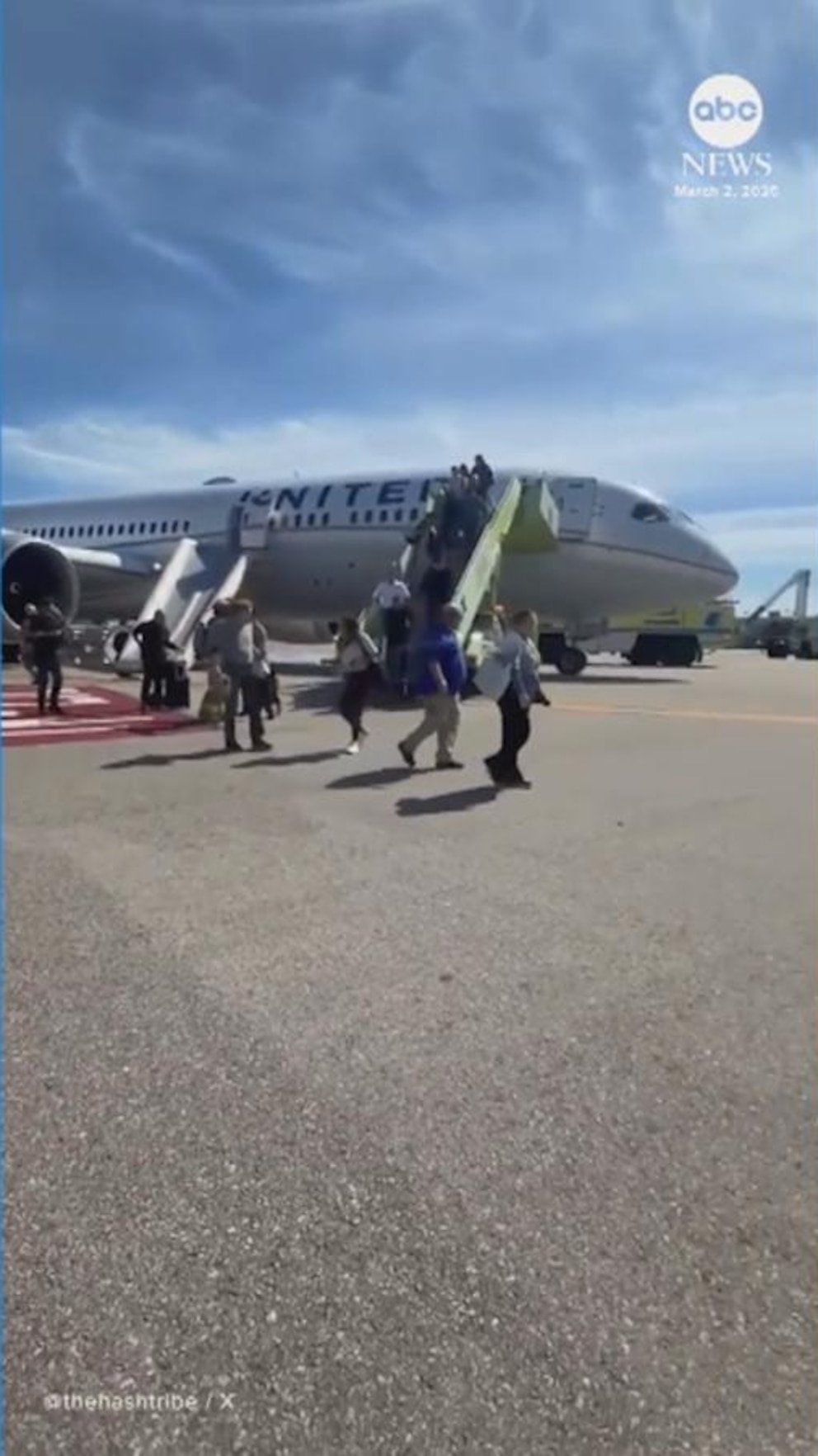 Video Pasajeros se deslizan fuera del avión después de un incendio en el motor de un vuelo de United