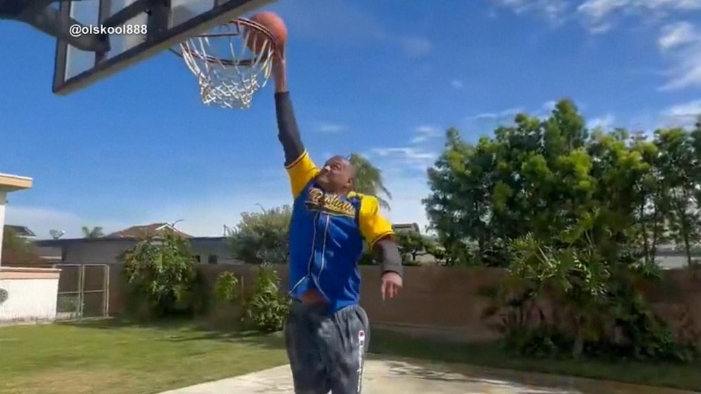 MIRAR: La leyenda de la NBA desafía la gravedad y sigue haciendo mates a los 70