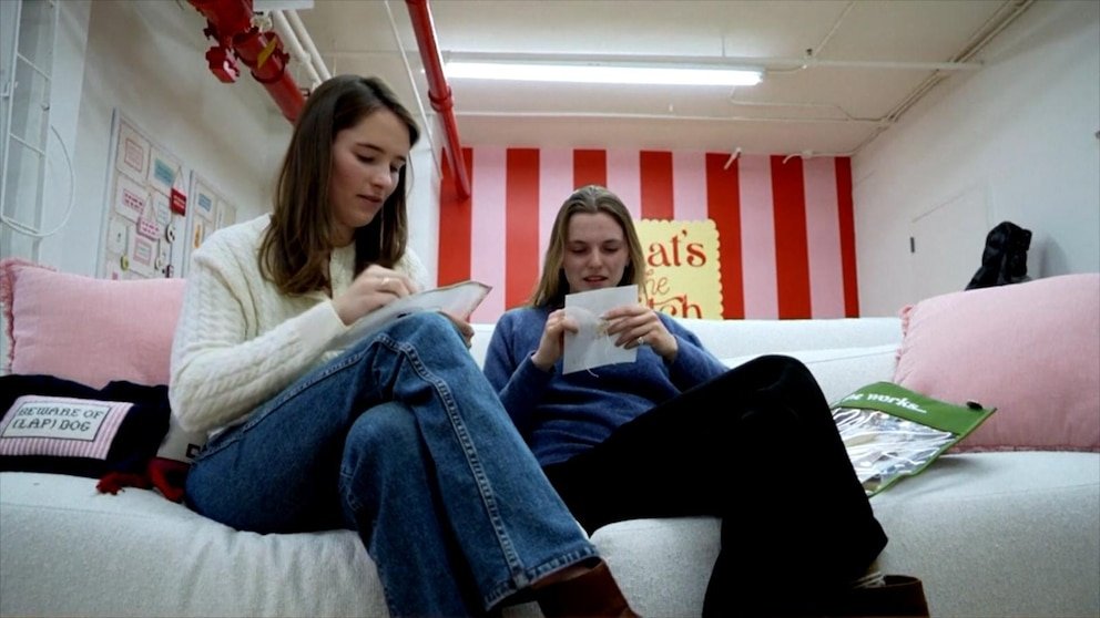 MIRAR: La Generación Z recurre a los ‘pasatiempos de la abuela’ para combatir el tiempo frente a la pantalla