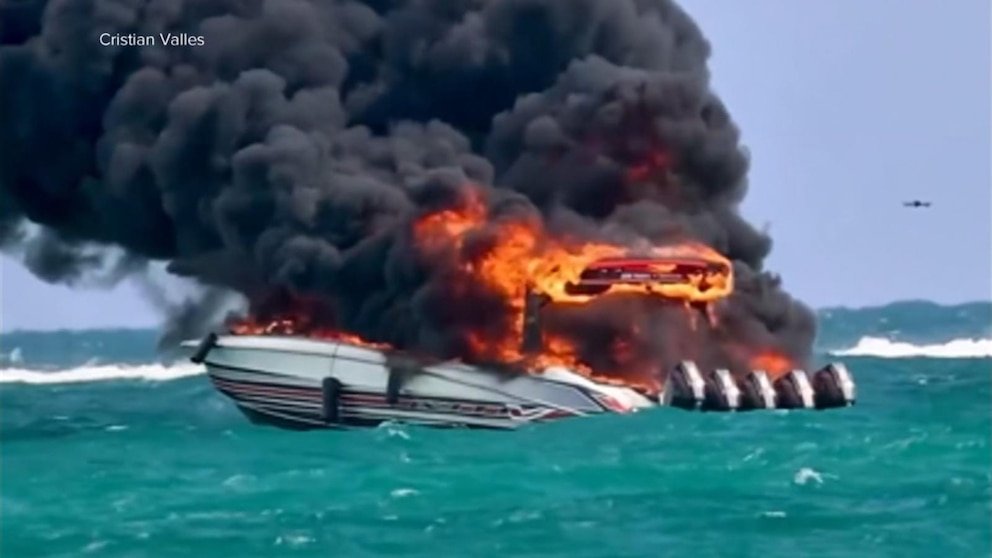 Vídeo: Servicios de emergencia rescatan a turistas de un barco incendiado frente a la costa de Miami Beach