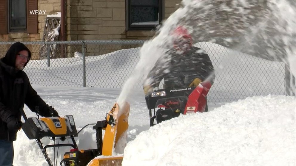 MIRAR: Las tormentas invernales rugen mientras fuertes vientos azotan el este de EE. UU.
