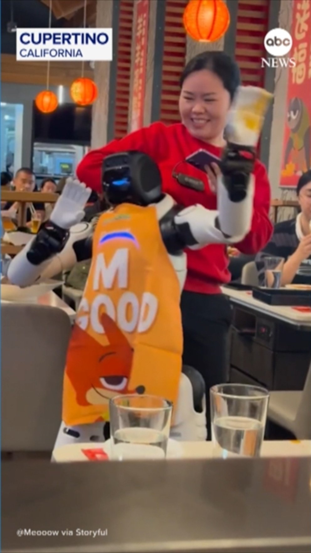 MIRAR: El robot bailarín se vuelve demasiado funky y hay que contenerlo