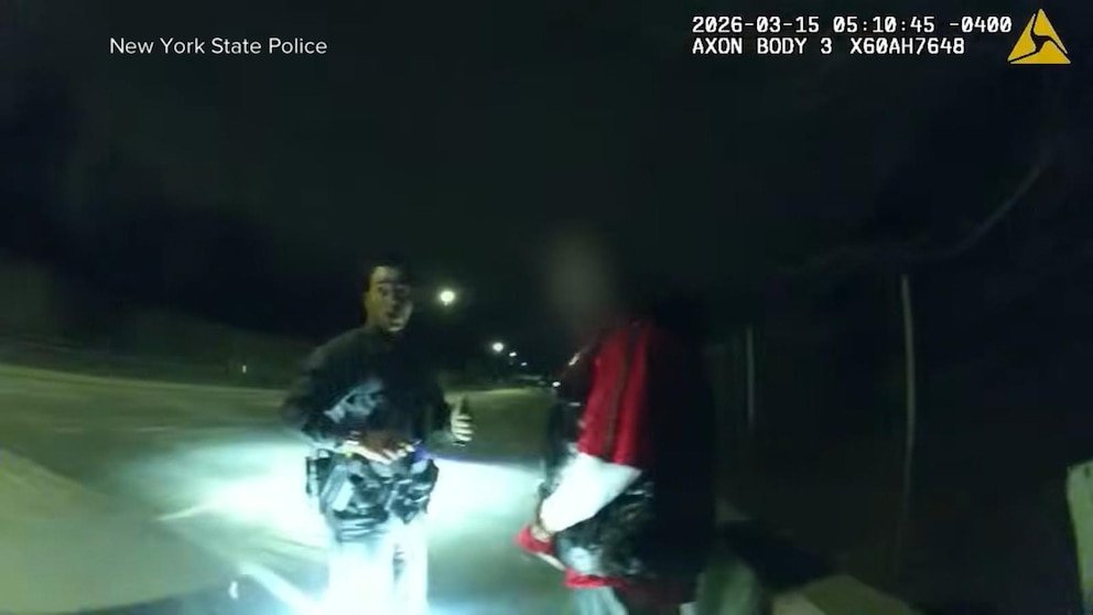 Video Policía del estado de Nueva York involucrado en un accidente en cadena durante una parada de tráfico