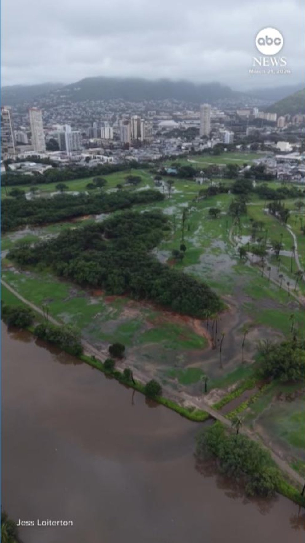 MIRAR: Miles de personas huyen de las inundaciones en Hawái