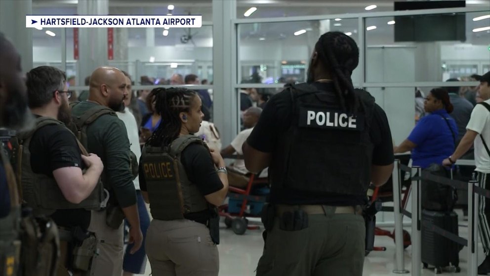 MIRAR: Oficiales de ICE llegan a los puntos de control de la TSA del aeropuerto durante el cierre tras la orden de Trump