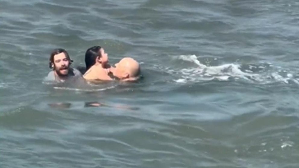 MIRAR: Entrenador de surf salva a padre e hija de la corriente