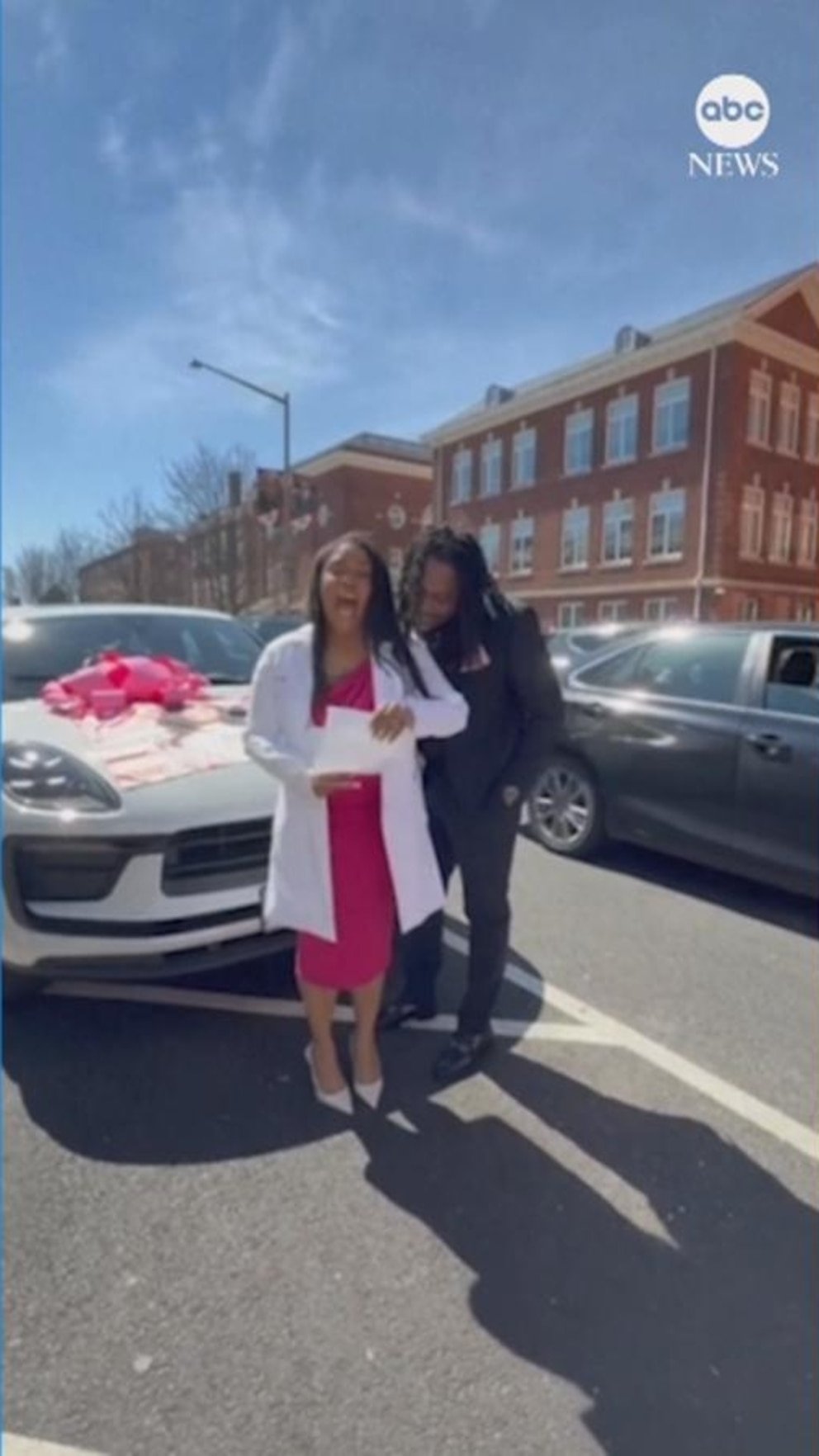 Video Mujer regresa como médica al hospital donde trabajaba como cuidadora