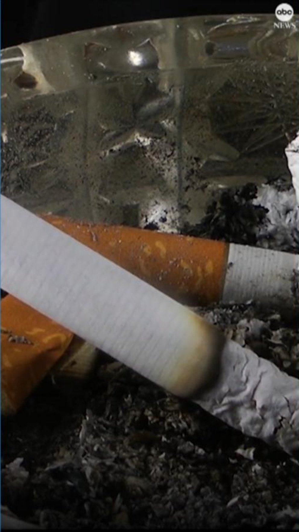 Las tasas de tabaquismo entre los adultos estadounidenses están cayendo a mínimos históricos a medida que aumenta el uso de cigarrillos electrónicos, según los CDC