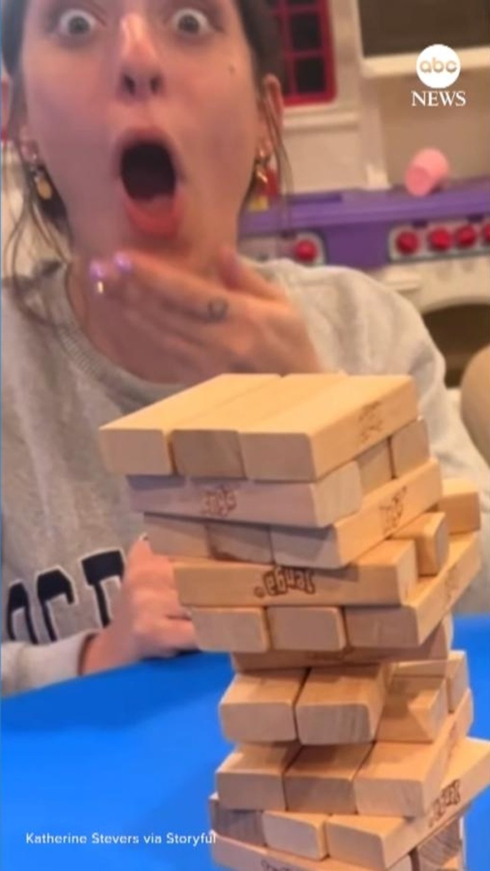 MIRAR: Un niño de un año sorprende a su madre con sus habilidades con Jenga