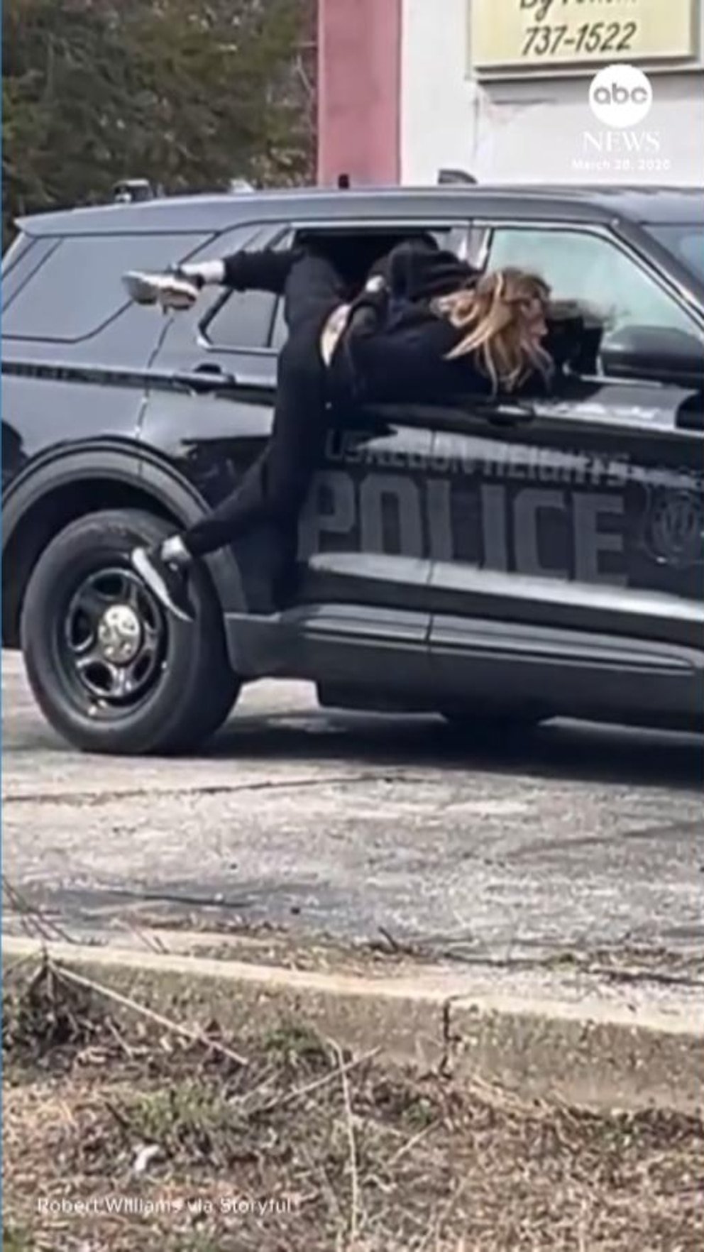 MIRA: Una mujer escapa de la custodia policial por la ventana abierta de su auto