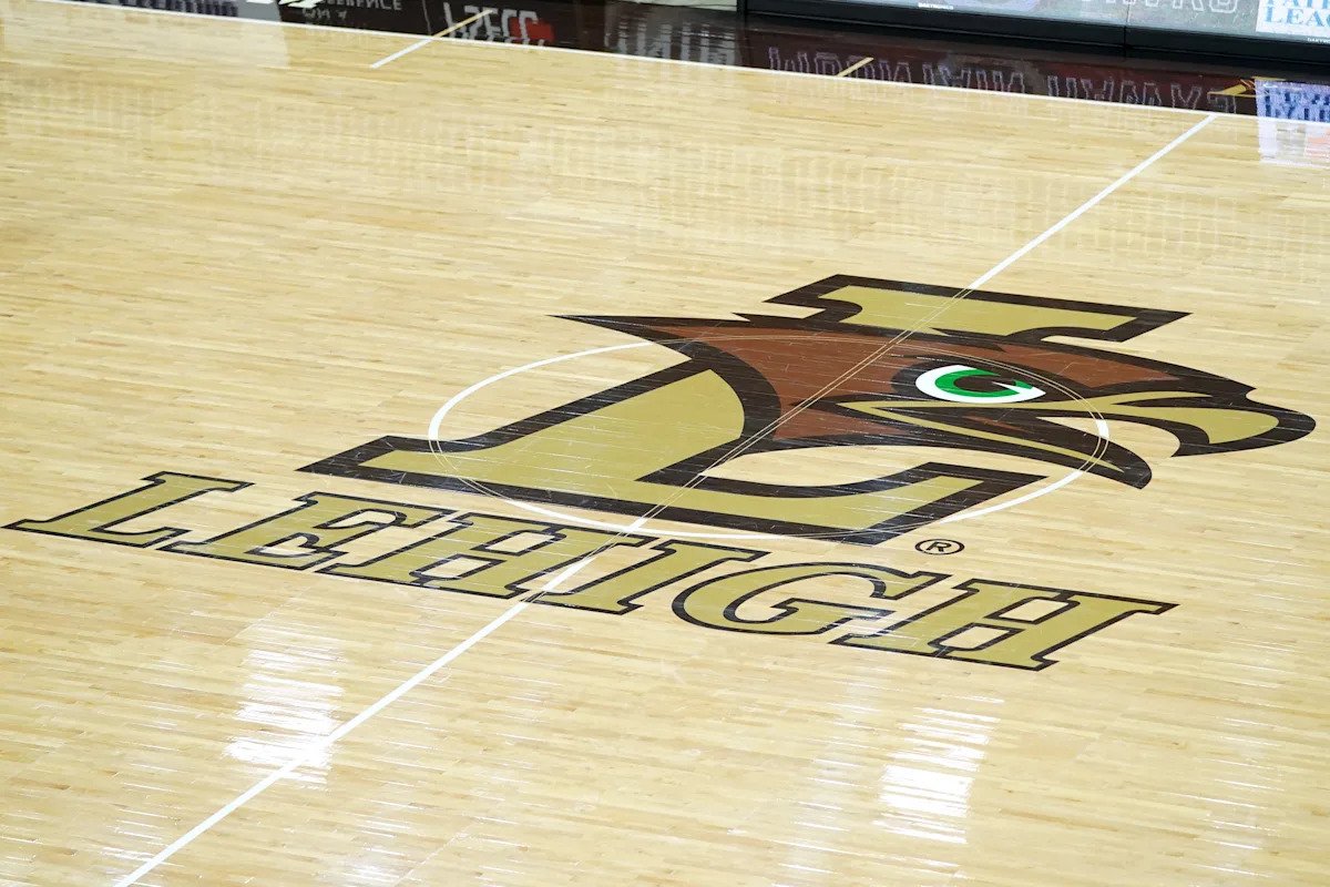 March Madness 2026: Lehigh sorprende a Holy Cross en el torneo de la Patriot League con un golpe de timbre en media cancha