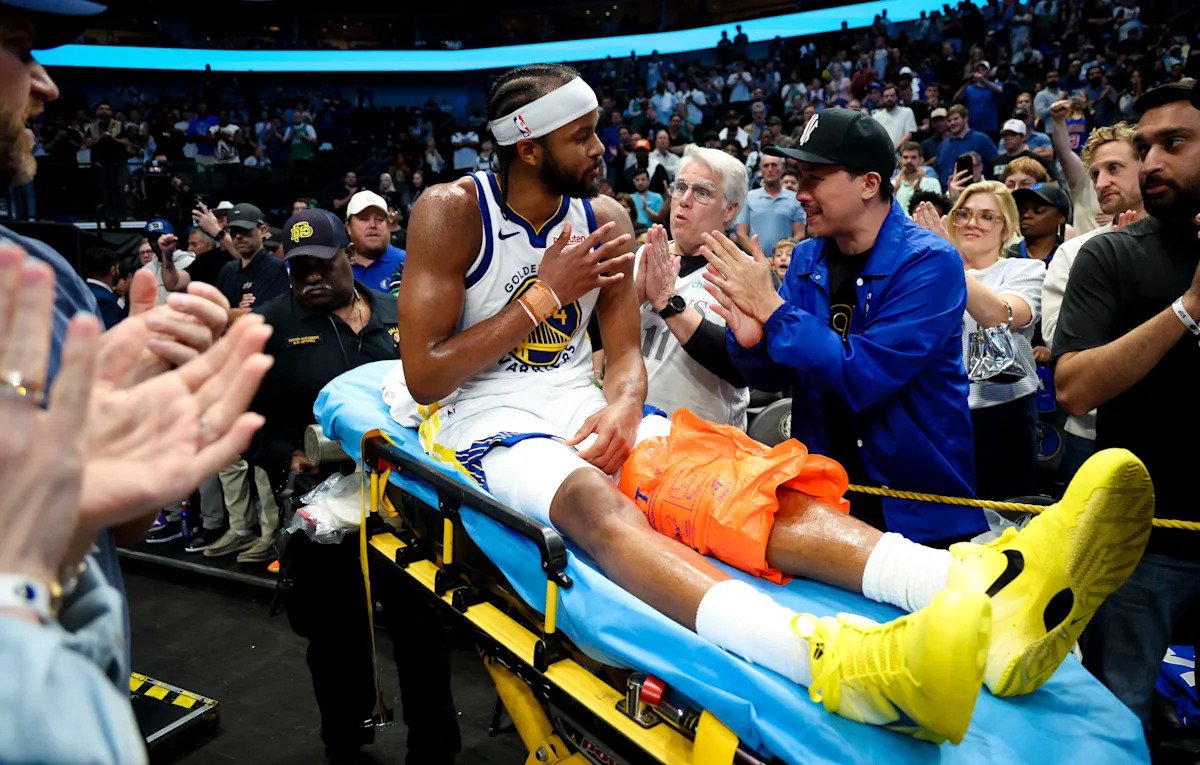 Según los informes, a Moses Moody de los Warriors le diagnosticaron una rotura del tendón rotuliano después de ser llevado en camilla contra los Mavs.