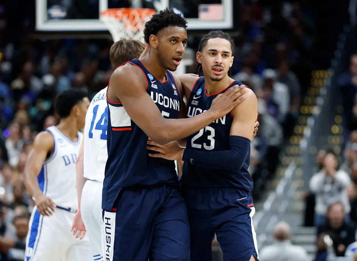 UConn se recupera de 19 abajo para abrumar a Duke con un triple de último segundo, el boleto final a la Final Four