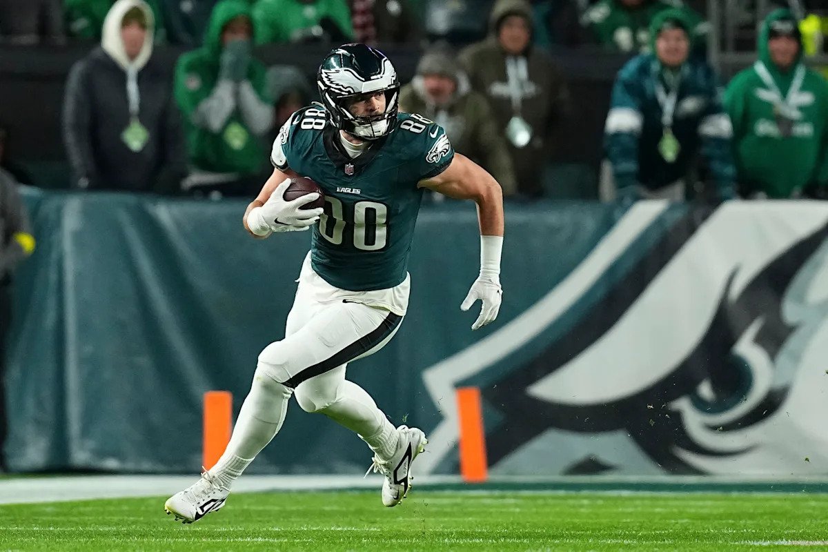 Se informa que TE Dallas Goedert recibirá un contrato de un año para permanecer con los Eagles por novena temporada.