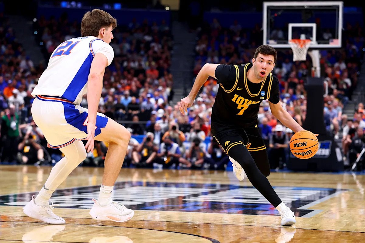 Álvaro Folgueiras realiza el tiro ganador para llevar a Iowa más allá del No. 1 Florida a su primer Sweet 16 desde 1999